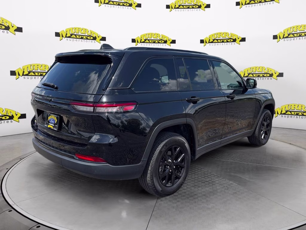 2025 Diamond Black Crystal Pearlcoat Jeep Grand Cherokee Altitude 4X4 SUV