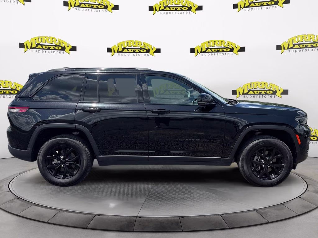 2025 Diamond Black Crystal Pearlcoat Jeep Grand Cherokee Altitude 4X4 SUV