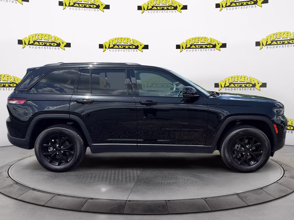 2025 Diamond Black Crystal Pearlcoat Jeep Grand Cherokee Altitude 4X4 SUV