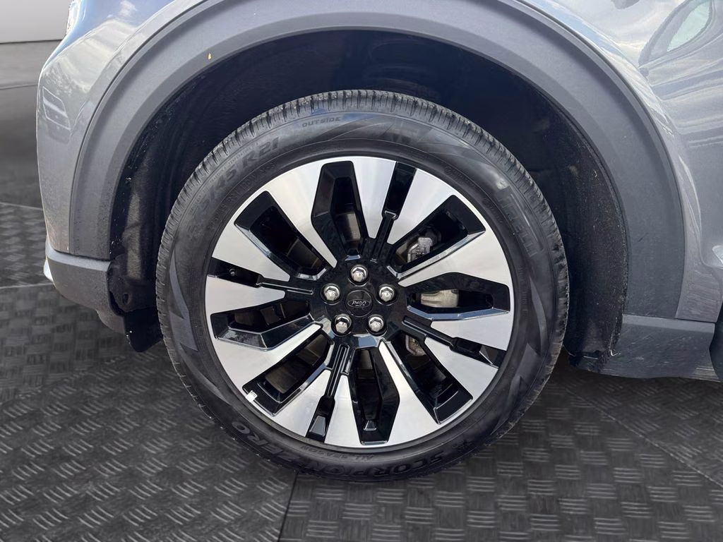 2025 Gray Metallic Ford Explorer Platinum 4X4 SUV