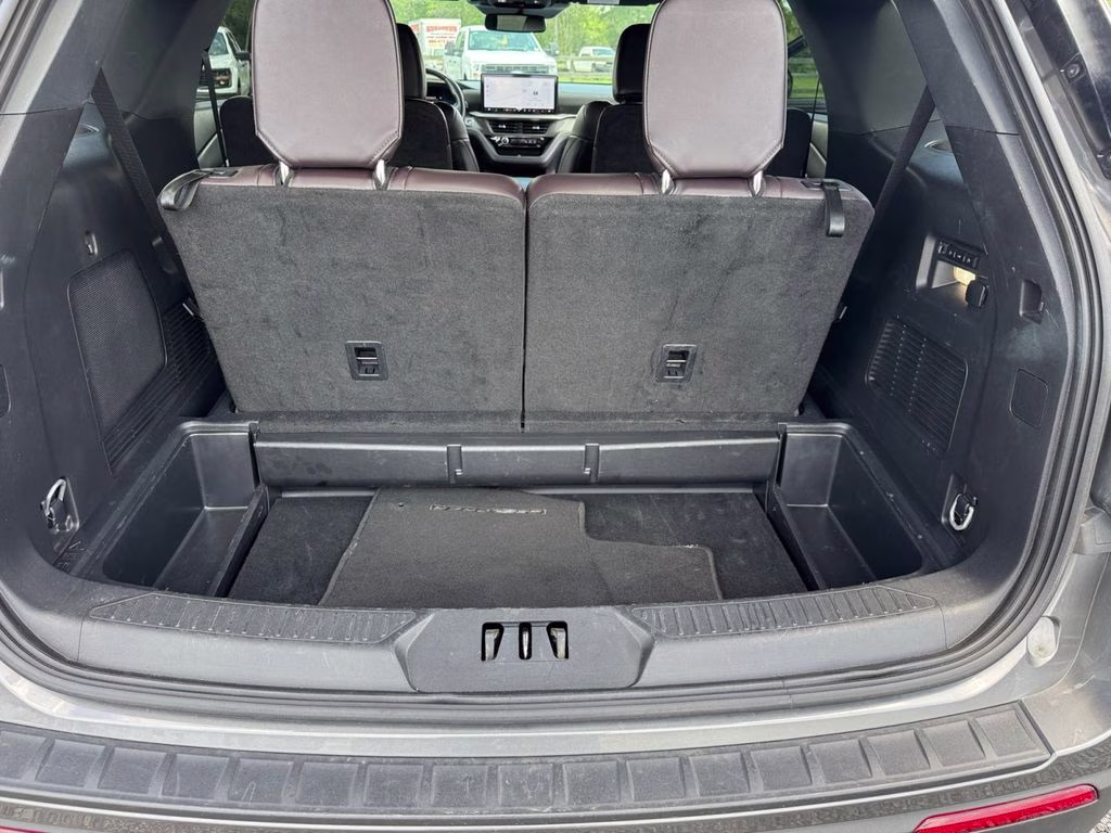 2025 Gray Metallic Ford Explorer Platinum 4X4 SUV
