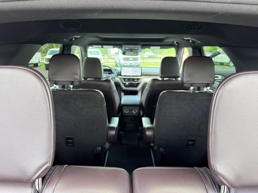 2025 Gray Metallic Ford Explorer Platinum 4X4 SUV