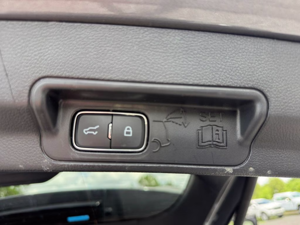 2025 Gray Metallic Ford Explorer Platinum 4X4 SUV