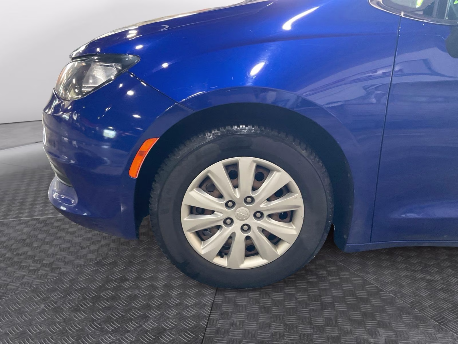 2019 Ocean Blue Metallic Chrysler Pacifica L FWD Van