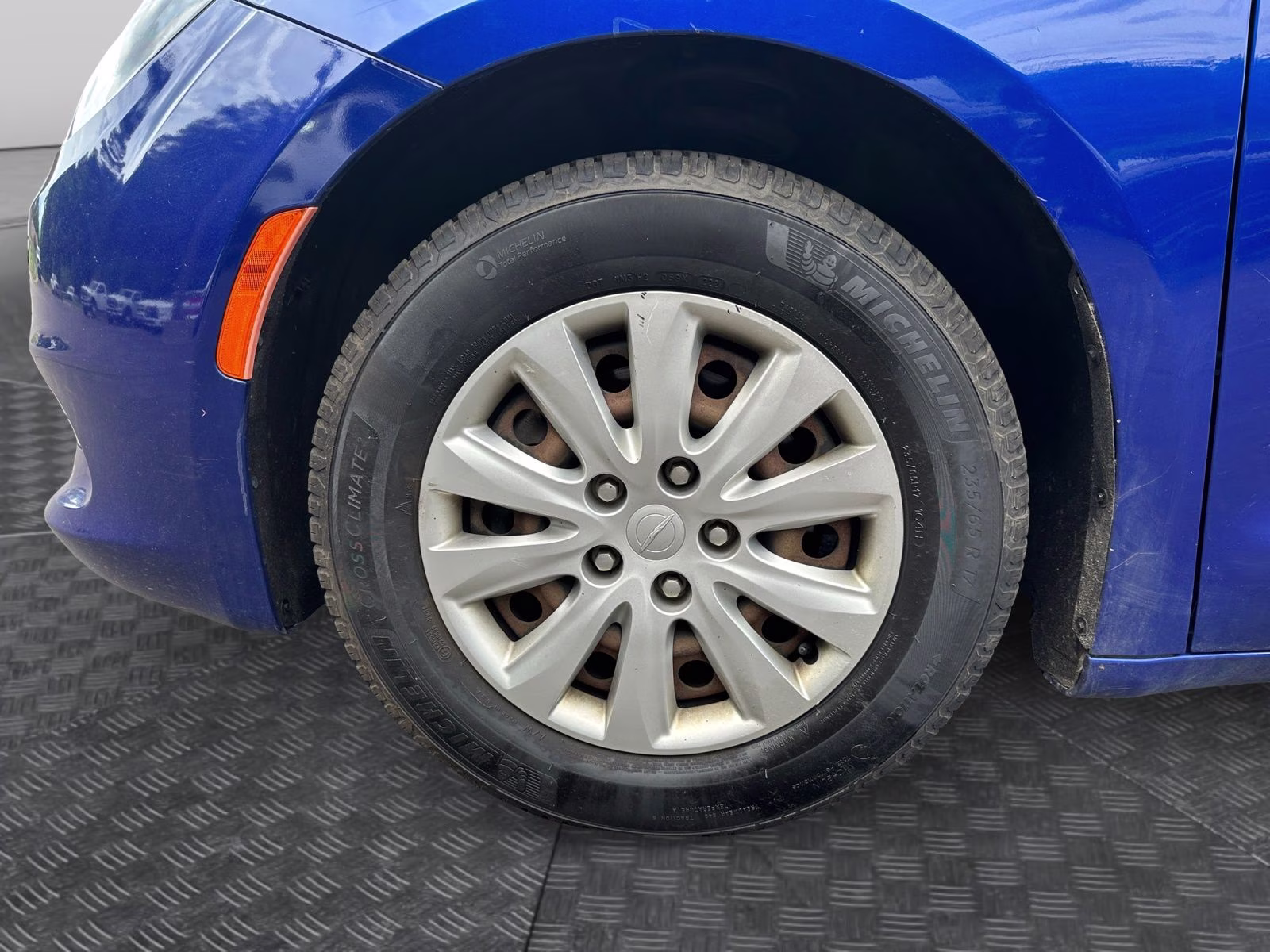 2019 Ocean Blue Metallic Chrysler Pacifica L FWD Van