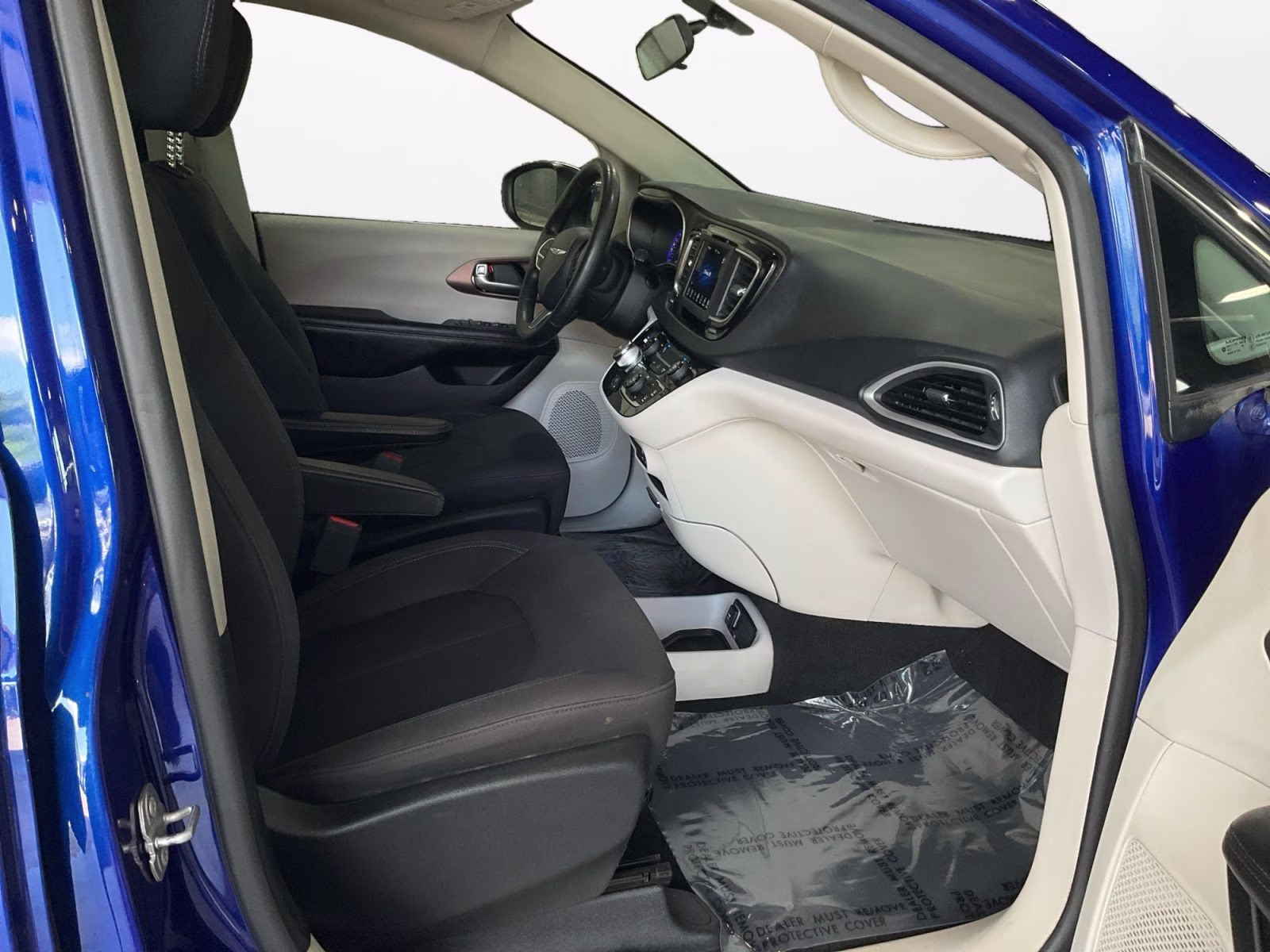 2019 Ocean Blue Metallic Chrysler Pacifica L FWD Van