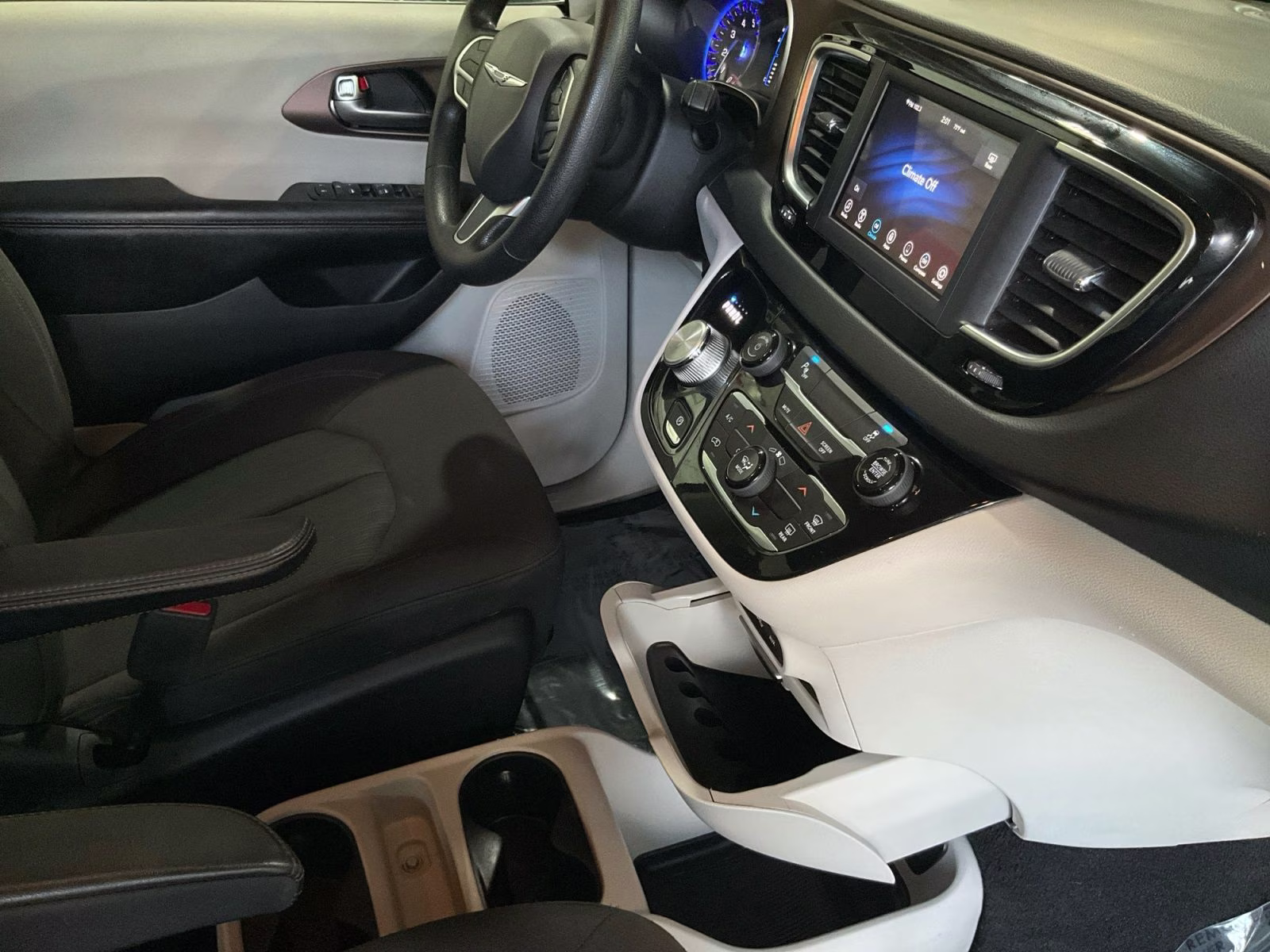 2019 Ocean Blue Metallic Chrysler Pacifica L FWD Van