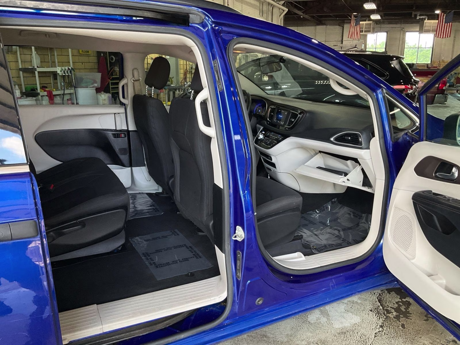 2019 Ocean Blue Metallic Chrysler Pacifica L FWD Van