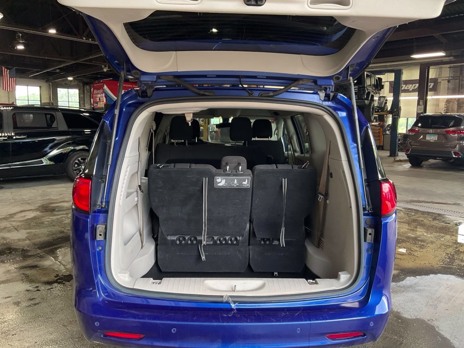 2019 Ocean Blue Metallic Chrysler Pacifica L FWD Van
