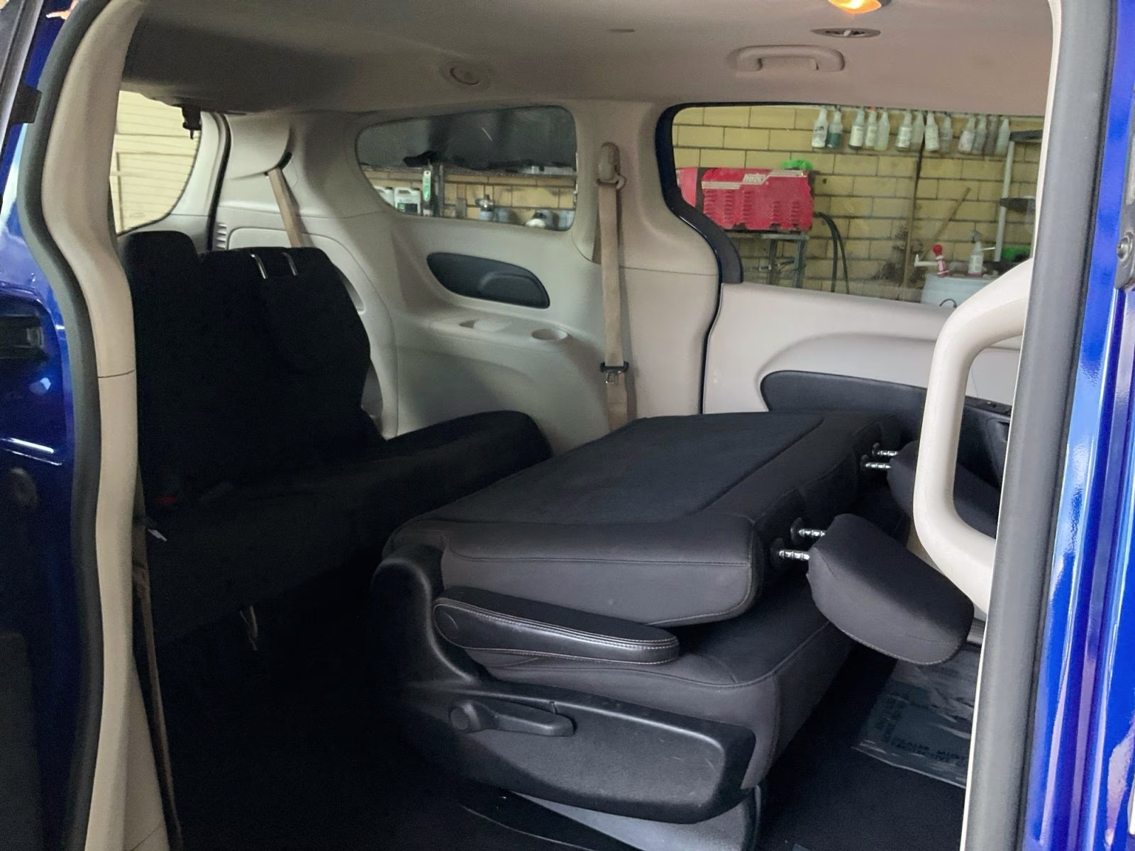 2019 Ocean Blue Metallic Chrysler Pacifica L FWD Van