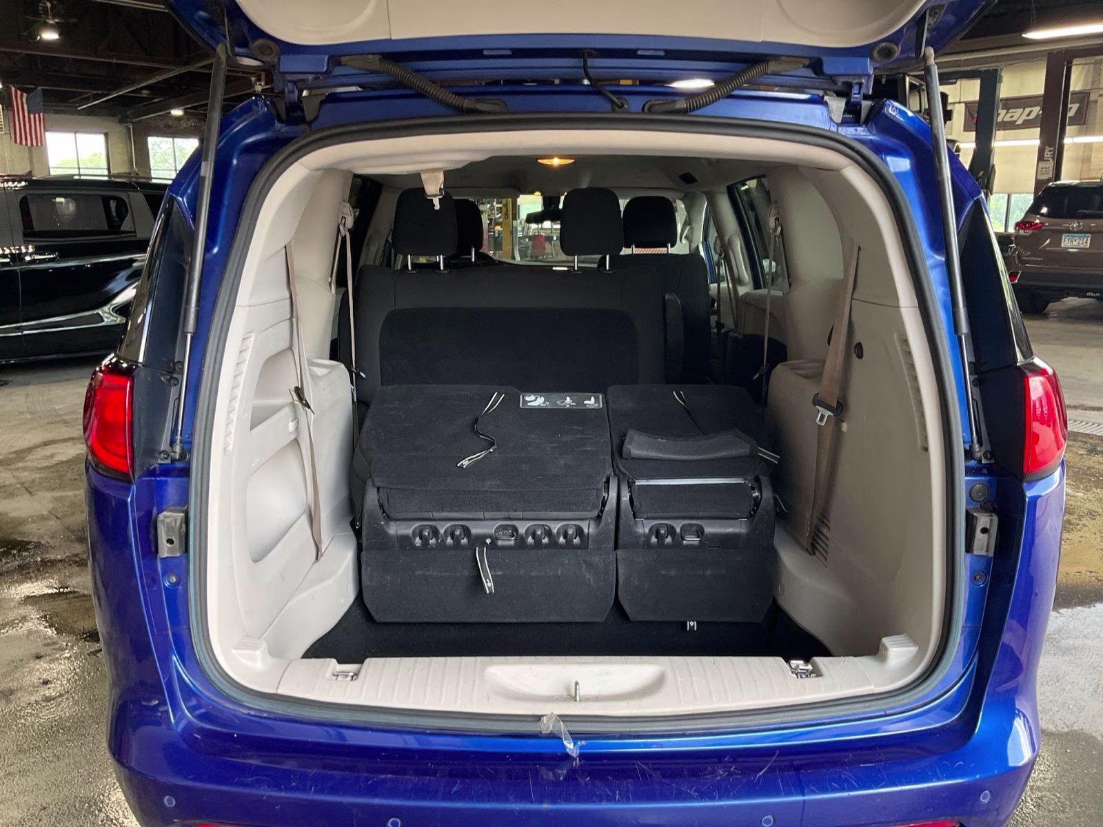 2019 Ocean Blue Metallic Chrysler Pacifica L FWD Van
