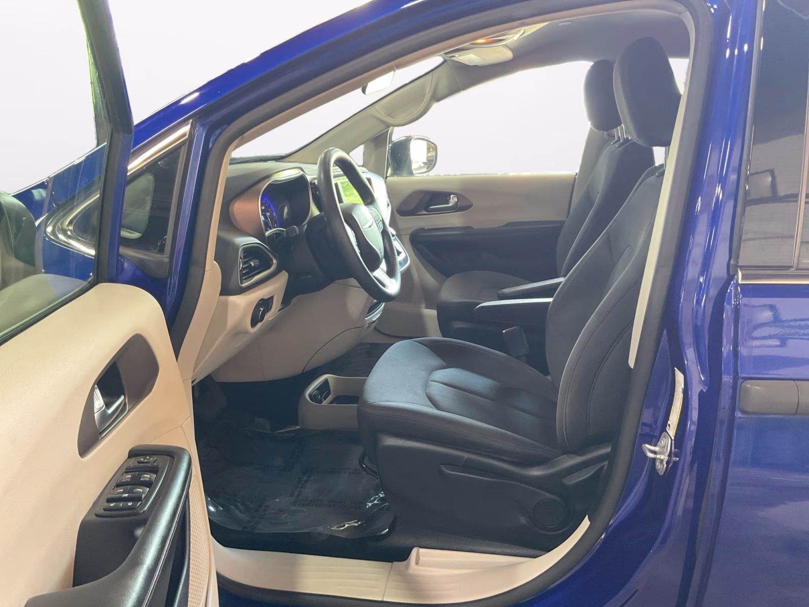 2019 Ocean Blue Metallic Chrysler Pacifica L FWD Van
