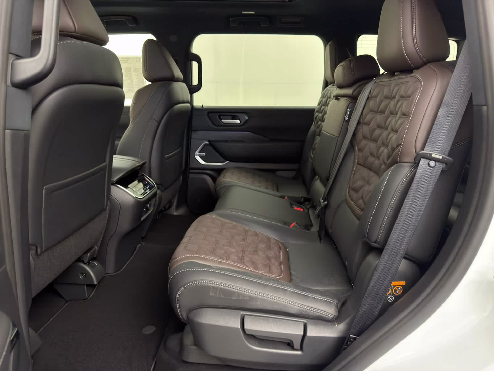 2026 Everest White Pearl Tricoat/Super Black Nissan Armada Platinum Reserve 4X4 SUV