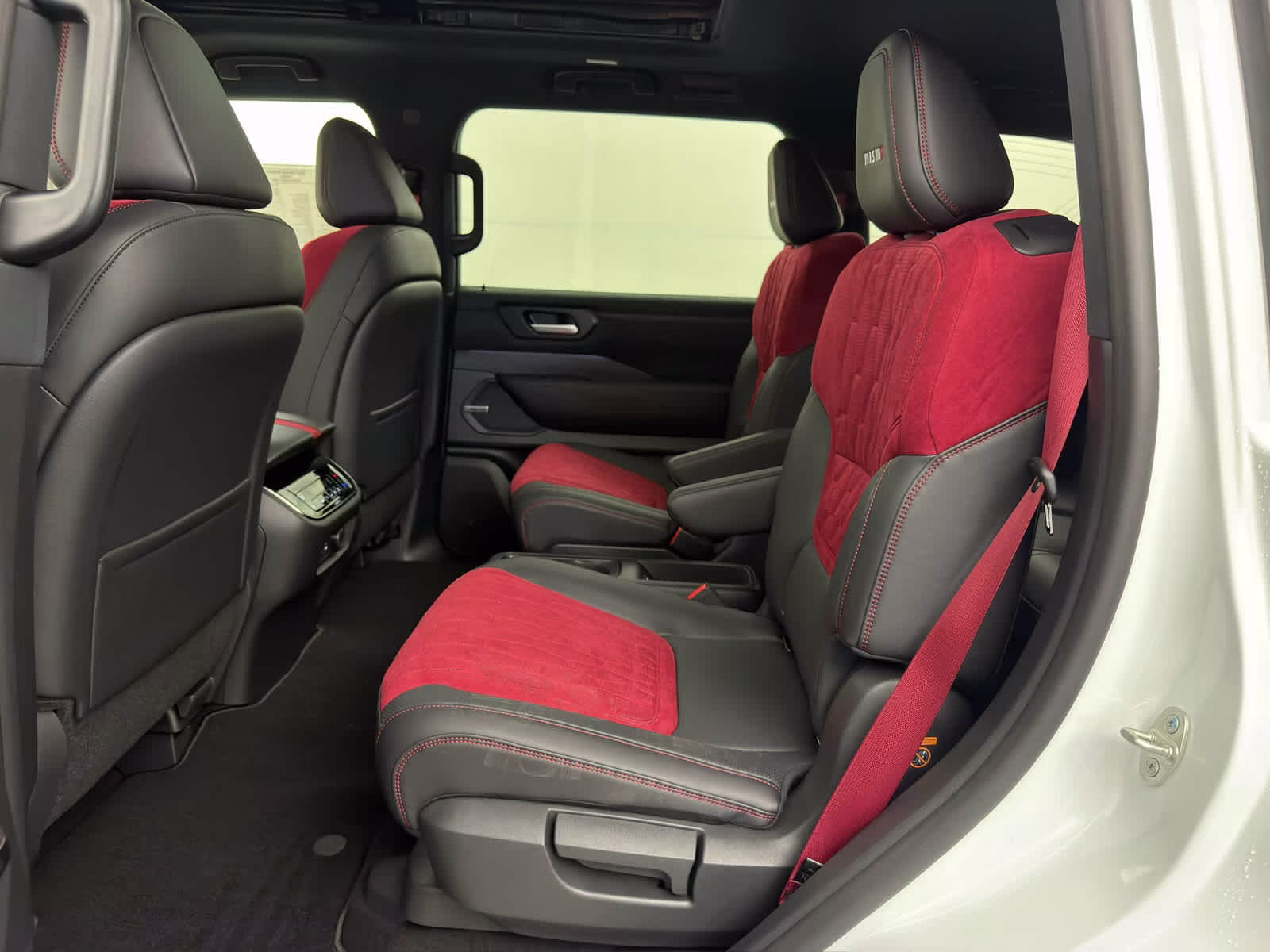 2026 Everest White Pearl Tricoat/Super Black Nissan Armada NISMO 4X4 SUV