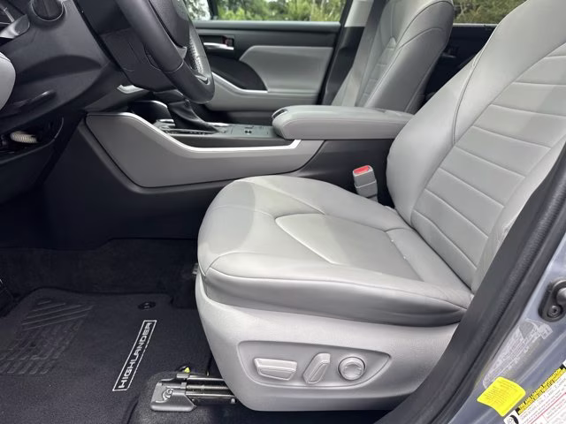 2023 Moon Dust Toyota Highlander XLE FWD FWD SUV