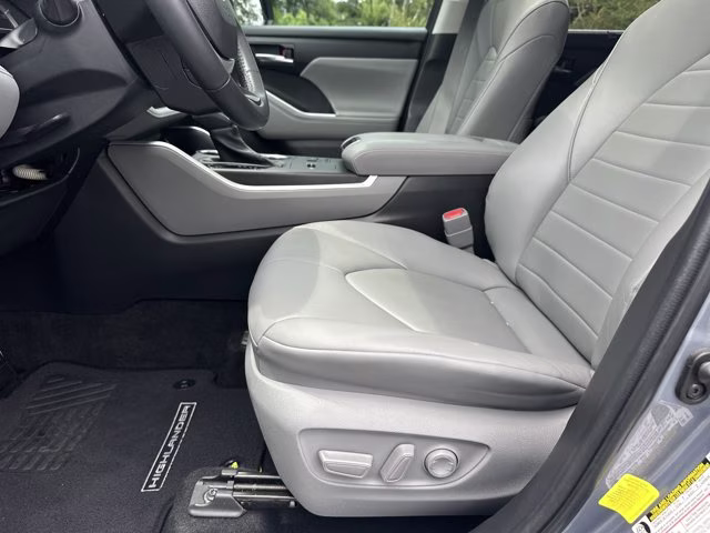 2023 Moon Dust Toyota Highlander XLE FWD FWD SUV