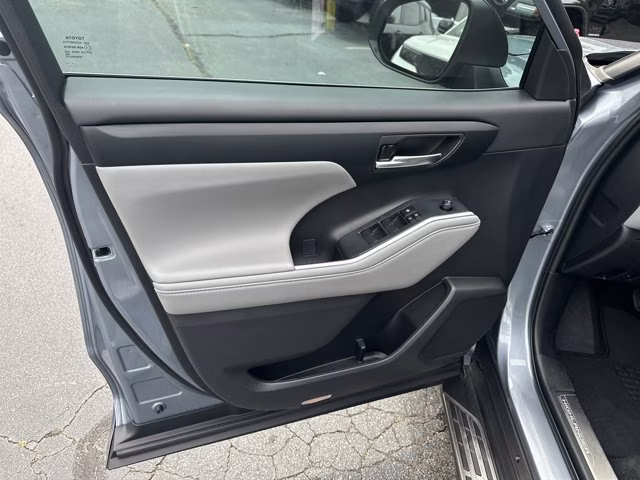 2023 Moon Dust Toyota Highlander XLE FWD FWD SUV