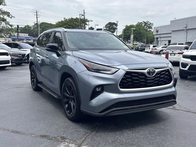 2023 Moon Dust Toyota Highlander XLE FWD FWD SUV