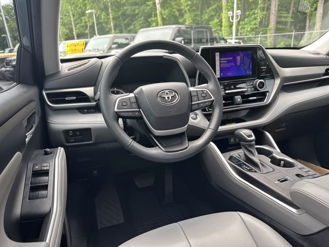 2023 Moon Dust Toyota Highlander XLE FWD FWD SUV
