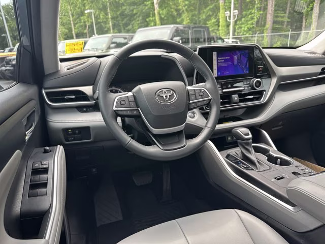 2023 Moon Dust Toyota Highlander XLE FWD FWD SUV