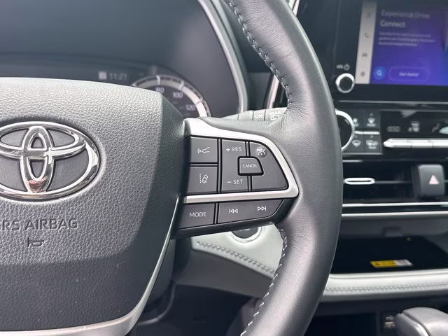 2023 Moon Dust Toyota Highlander XLE FWD FWD SUV