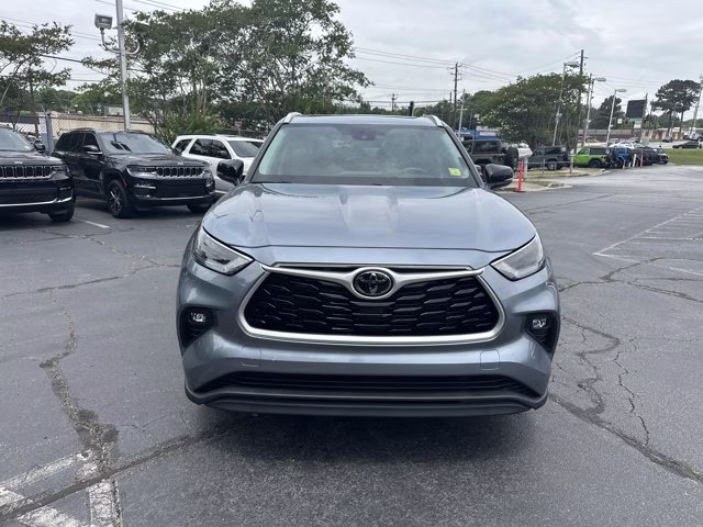 2023 Moon Dust Toyota Highlander XLE FWD FWD SUV