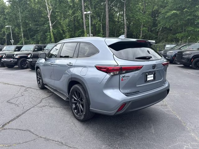 2023 Moon Dust Toyota Highlander XLE FWD FWD SUV