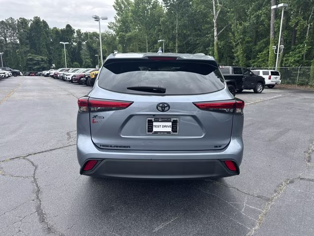 2023 Moon Dust Toyota Highlander XLE FWD FWD SUV