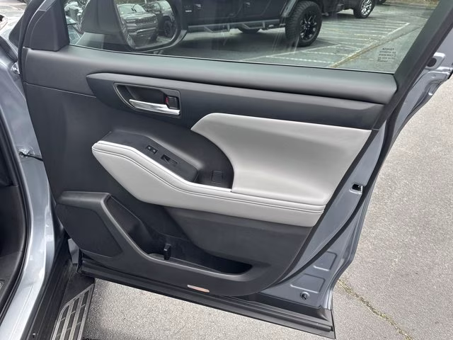 2023 Moon Dust Toyota Highlander XLE FWD FWD SUV