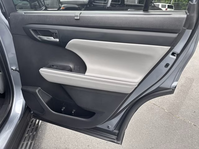 2023 Moon Dust Toyota Highlander XLE FWD FWD SUV