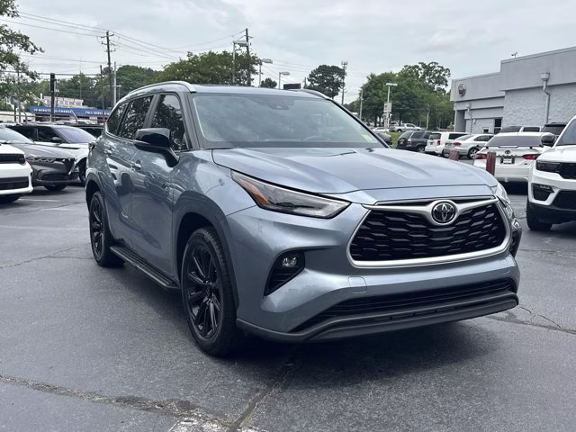 2023 Moon Dust Toyota Highlander XLE FWD FWD SUV
