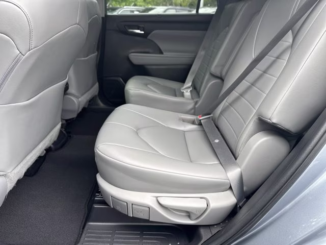 2023 Moon Dust Toyota Highlander XLE FWD FWD SUV