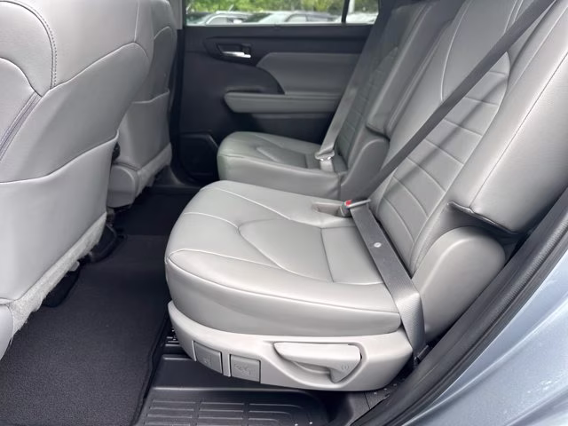 2023 Moon Dust Toyota Highlander XLE FWD FWD SUV