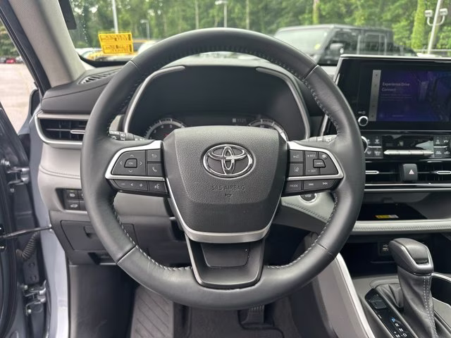 2023 Moon Dust Toyota Highlander XLE FWD FWD SUV