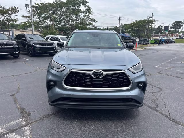 2023 Moon Dust Toyota Highlander XLE FWD FWD SUV