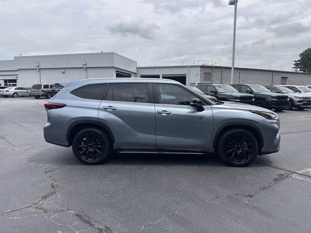 2023 Moon Dust Toyota Highlander XLE FWD FWD SUV