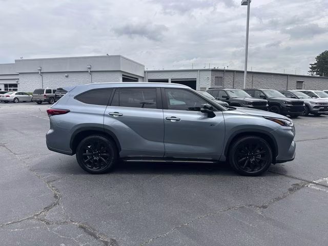 2023 Moon Dust Toyota Highlander XLE FWD FWD SUV