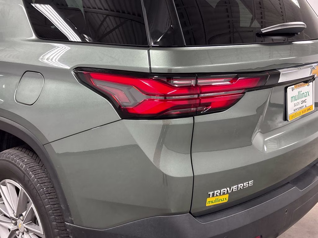 2022 Silver Sage Metallic Chevrolet Traverse LT FWD SUV