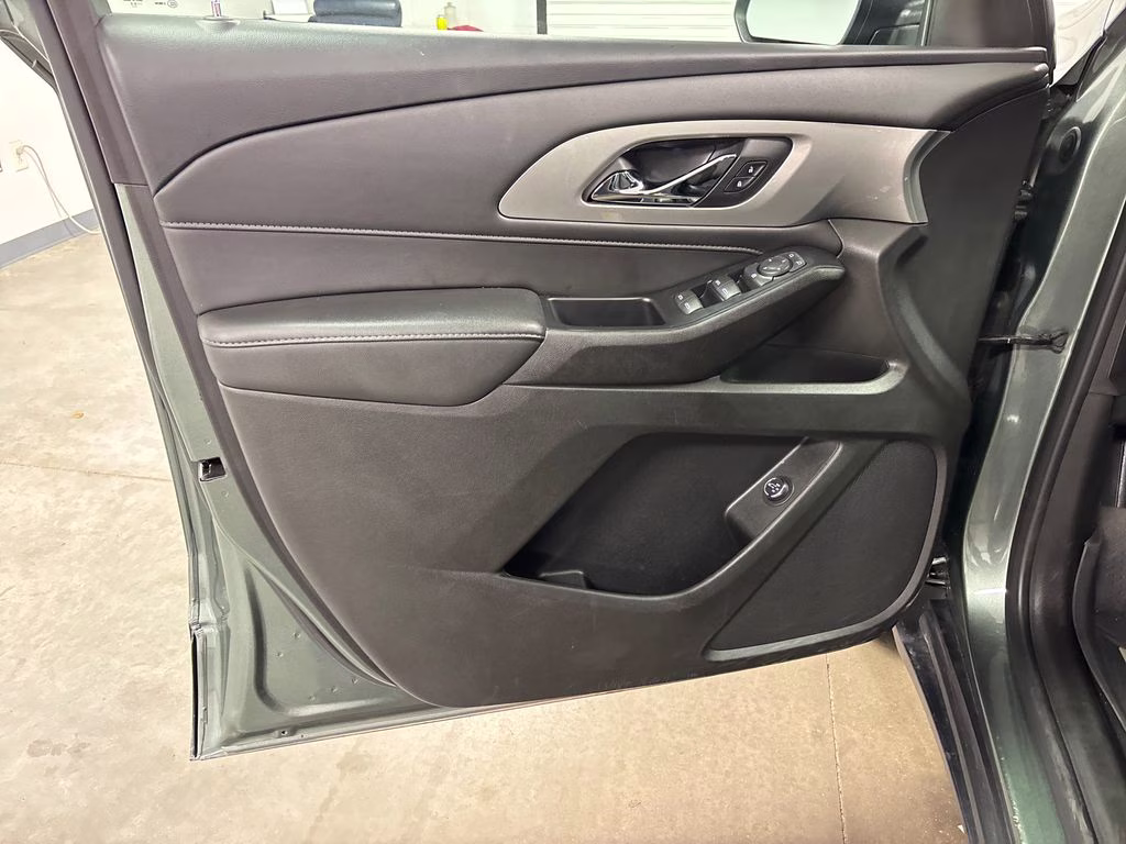 2022 Silver Sage Metallic Chevrolet Traverse LT FWD SUV