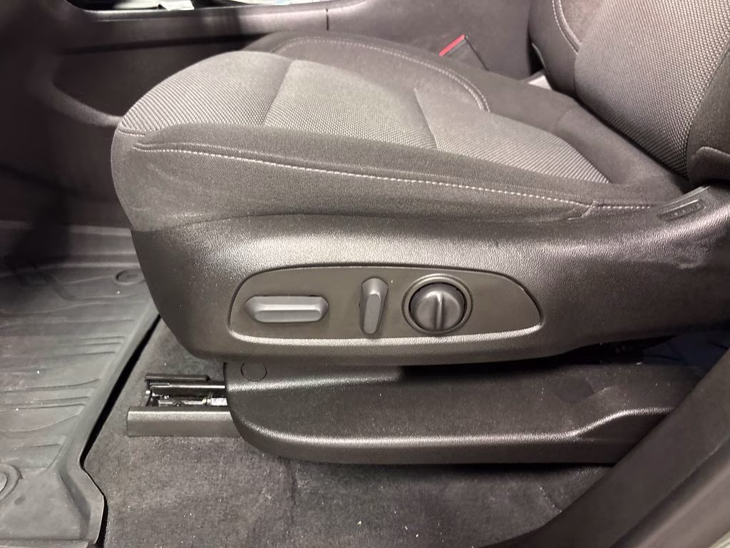 2022 Silver Sage Metallic Chevrolet Traverse LT FWD SUV