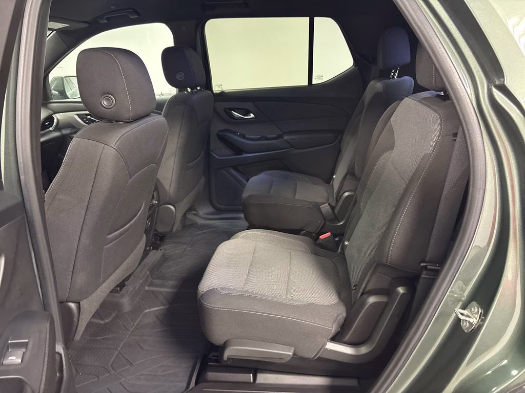 2022 Silver Sage Metallic Chevrolet Traverse LT FWD SUV