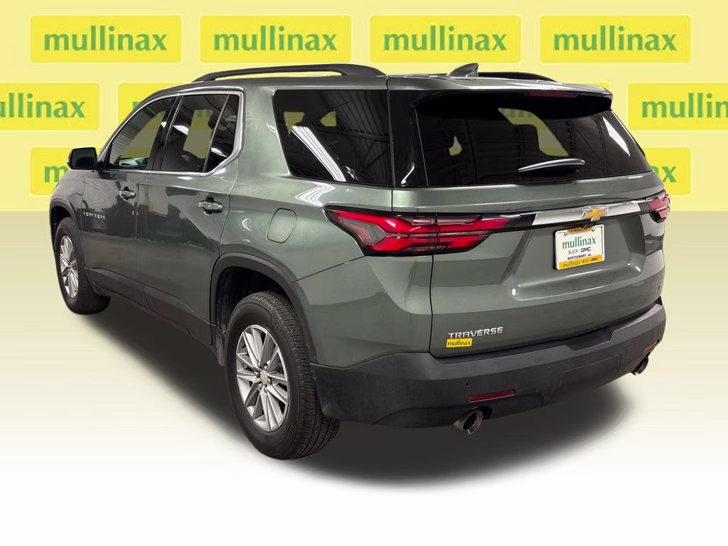 2022 Silver Sage Metallic Chevrolet Traverse LT FWD SUV