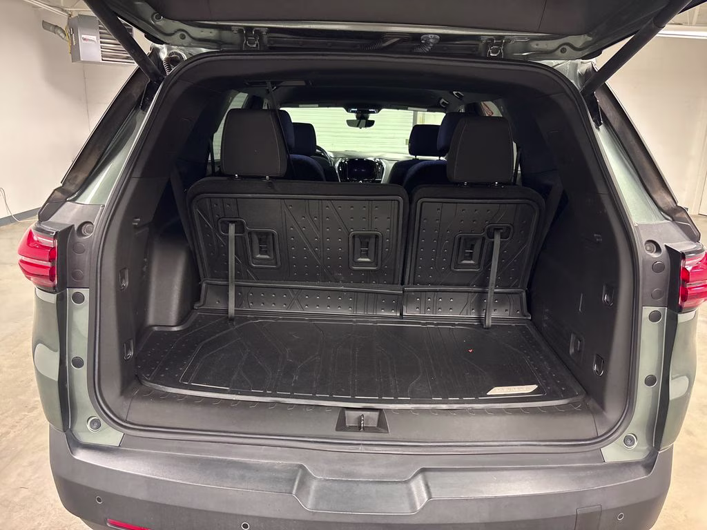 2022 Silver Sage Metallic Chevrolet Traverse LT FWD SUV