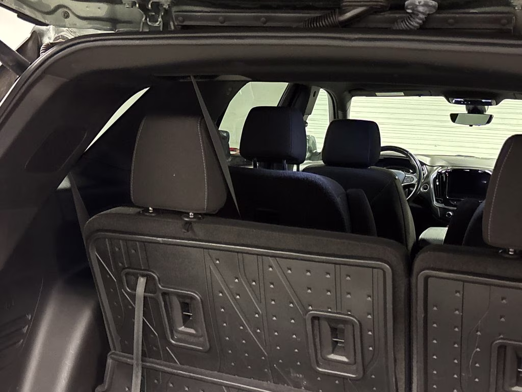 2022 Silver Sage Metallic Chevrolet Traverse LT FWD SUV