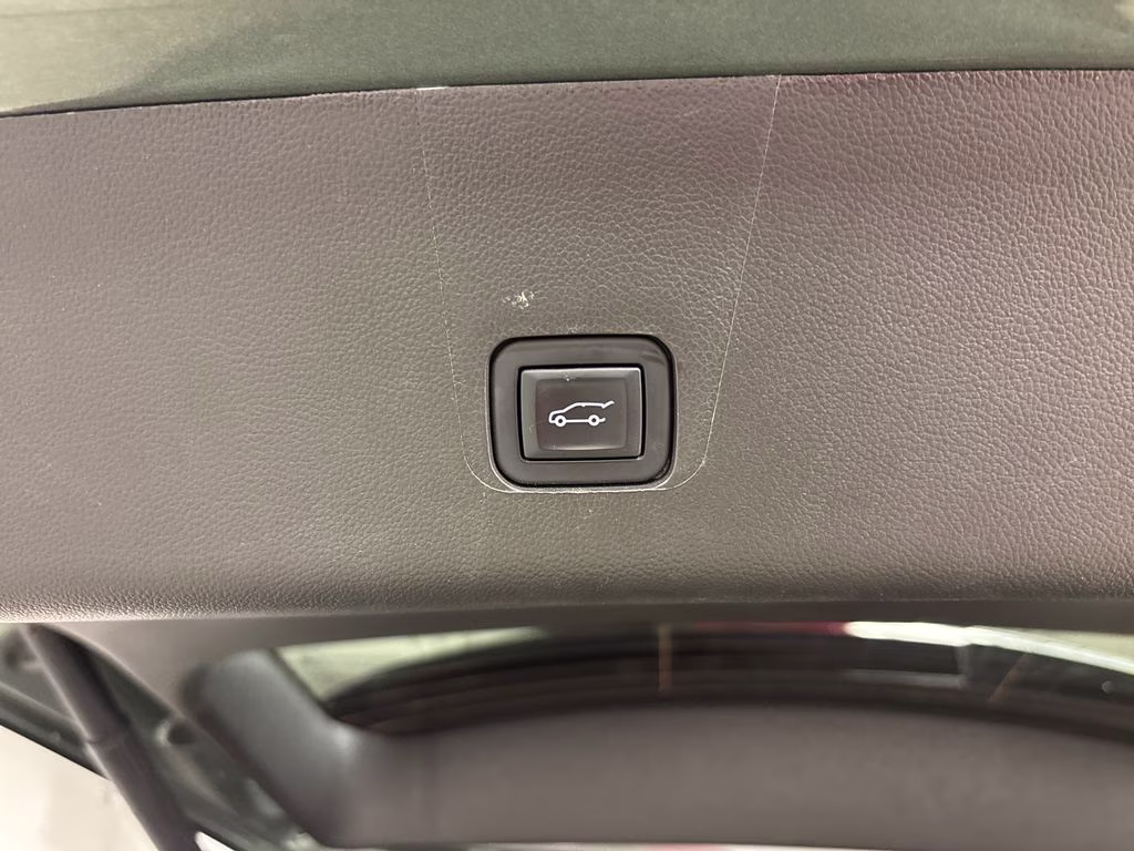 2022 Silver Sage Metallic Chevrolet Traverse LT FWD SUV