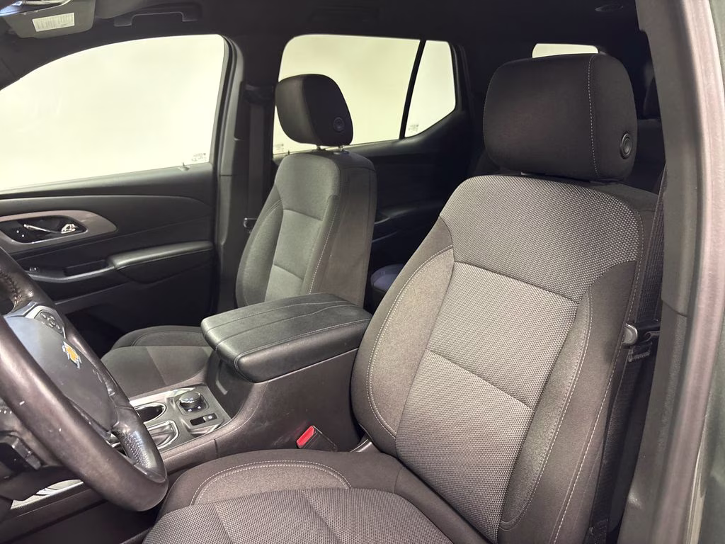 2022 Silver Sage Metallic Chevrolet Traverse LT FWD SUV