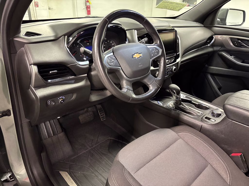 2022 Silver Sage Metallic Chevrolet Traverse LT FWD SUV