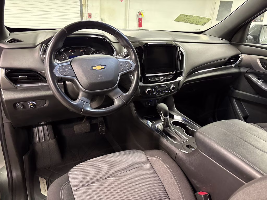 2022 Silver Sage Metallic Chevrolet Traverse LT FWD SUV