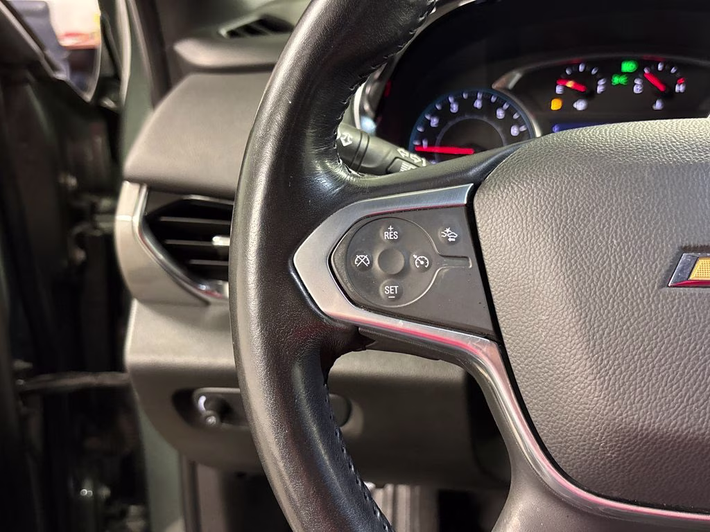 2022 Silver Sage Metallic Chevrolet Traverse LT FWD SUV