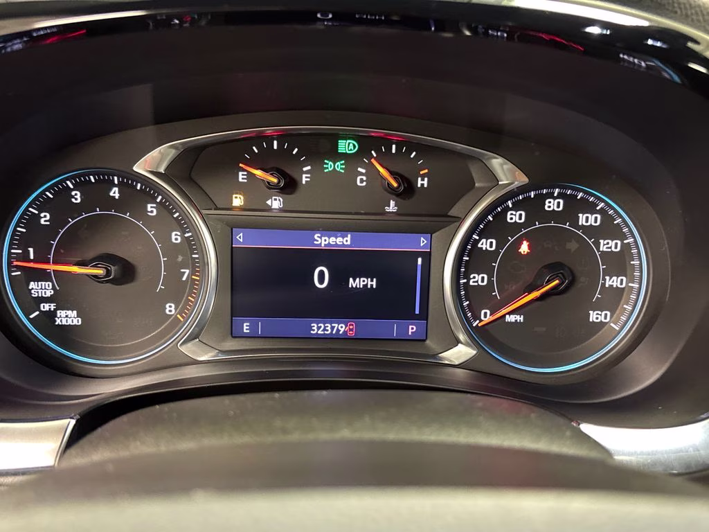 2022 Silver Sage Metallic Chevrolet Traverse LT FWD SUV